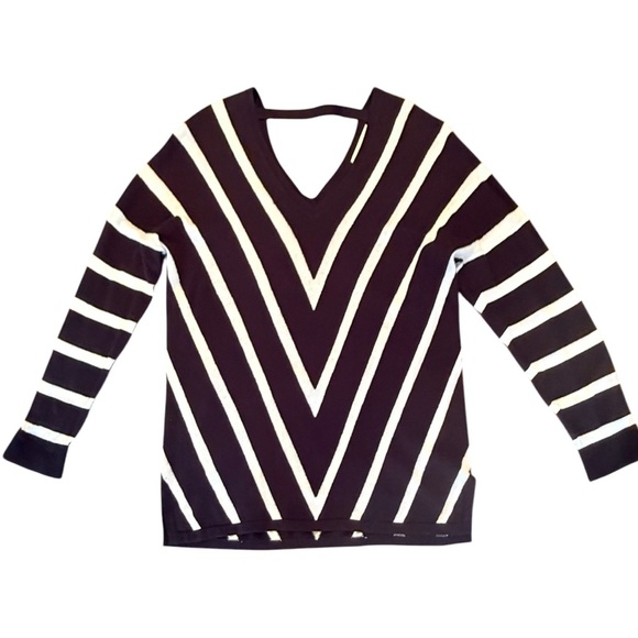 Etcetera Sweaters - Etcetera by Carlisle Striped V-Neck Sweater - Black and White Size Large $325